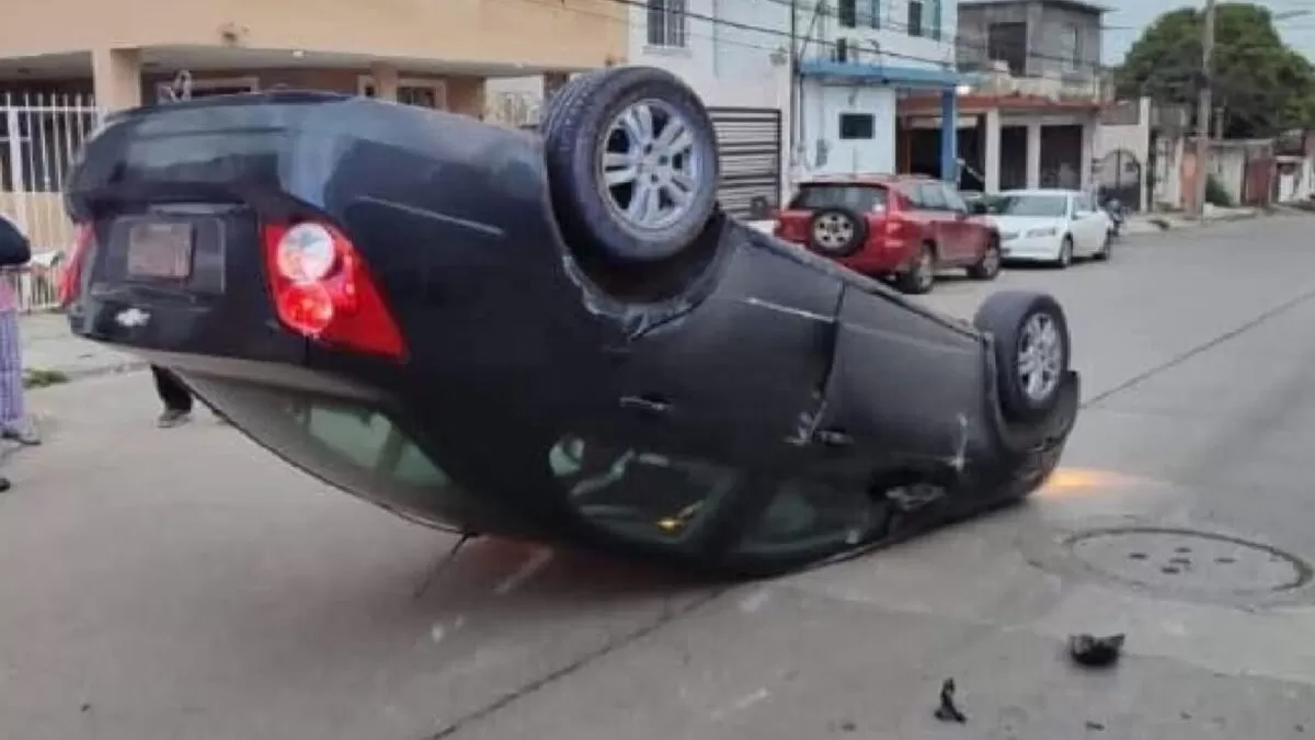 Conductor vuelca su auto por exceso de velocidad y huye en Tampico