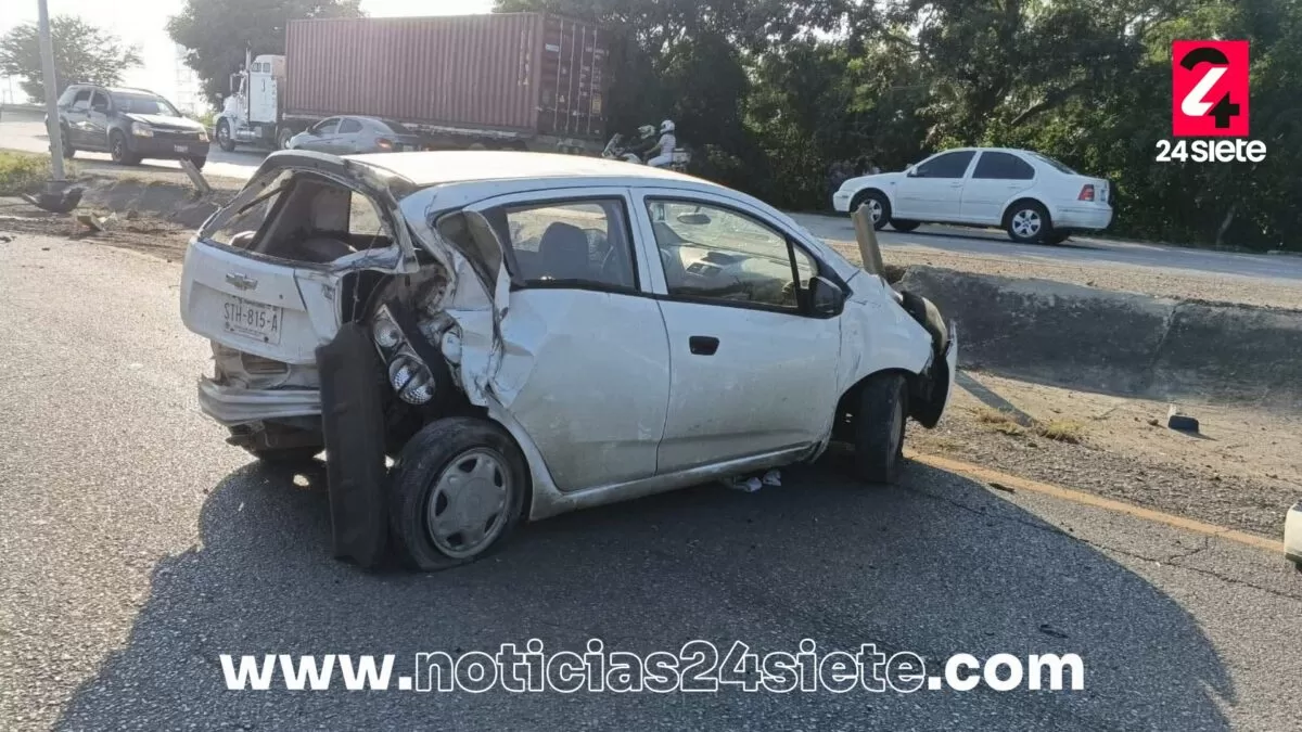 Camión de volteo pierde el control y choca con auto en Altamira