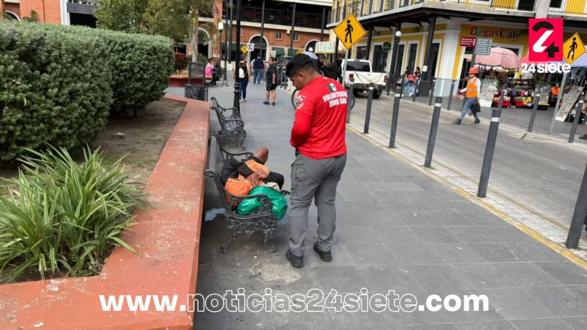 Auxilian a hombre en situación de calle en la Plaza Hijas de Tampico