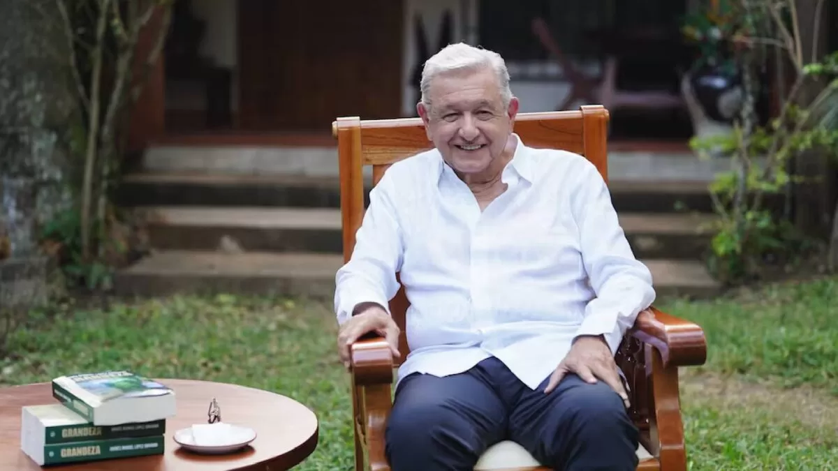 López Obrador reaparece y anuncia su nuevo libro Grandeza