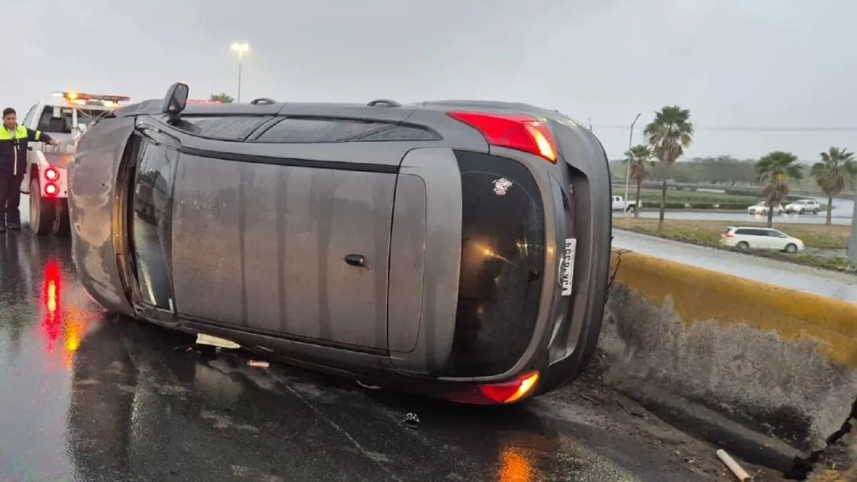 Pierde el control y vuelca en el puente Periférico de Reynosa