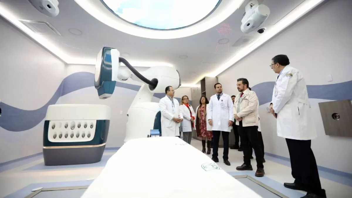 IMSS inaugura tecnología CyberKnife para combatir el cáncer
