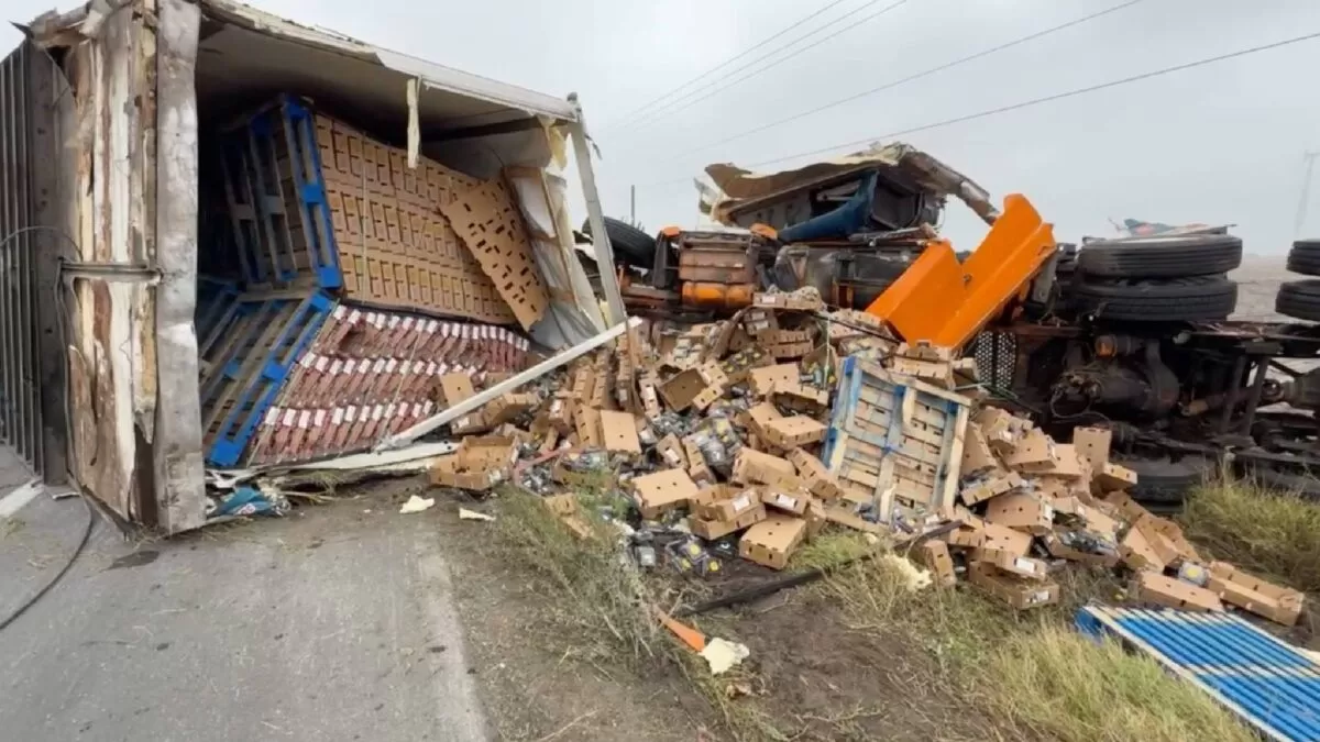 Tráiler cargado con fresas vuelca en la San Fernando–Reynosa; hay dos heridos