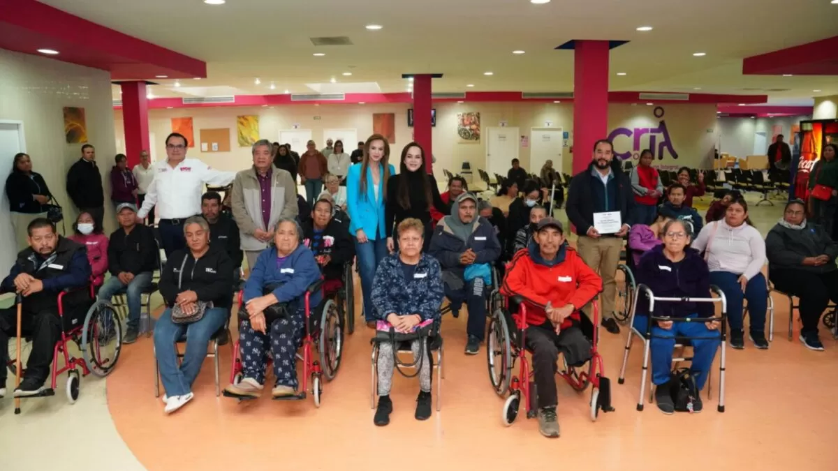 Carmen Lilia y DIF entregan apoyos y reciben donativo de 100 sillas de ruedas