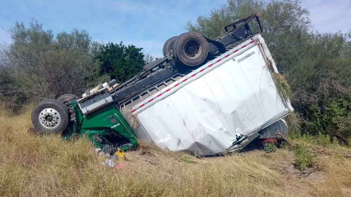 Vuelca camión en tramo carretero Padilla–Jiménez