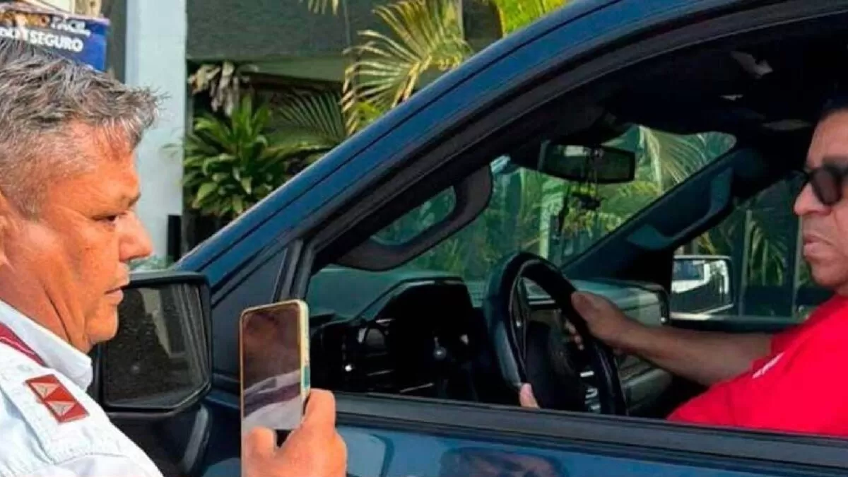 Conductor intenta huir de grúa y casi arrolla a tránsito en Madero