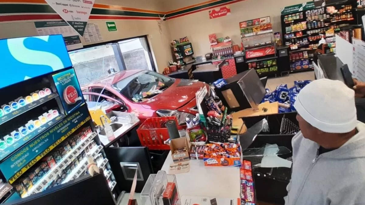 Conductora pierde el control y se proyecta contra 7-Eleven en Reynosa