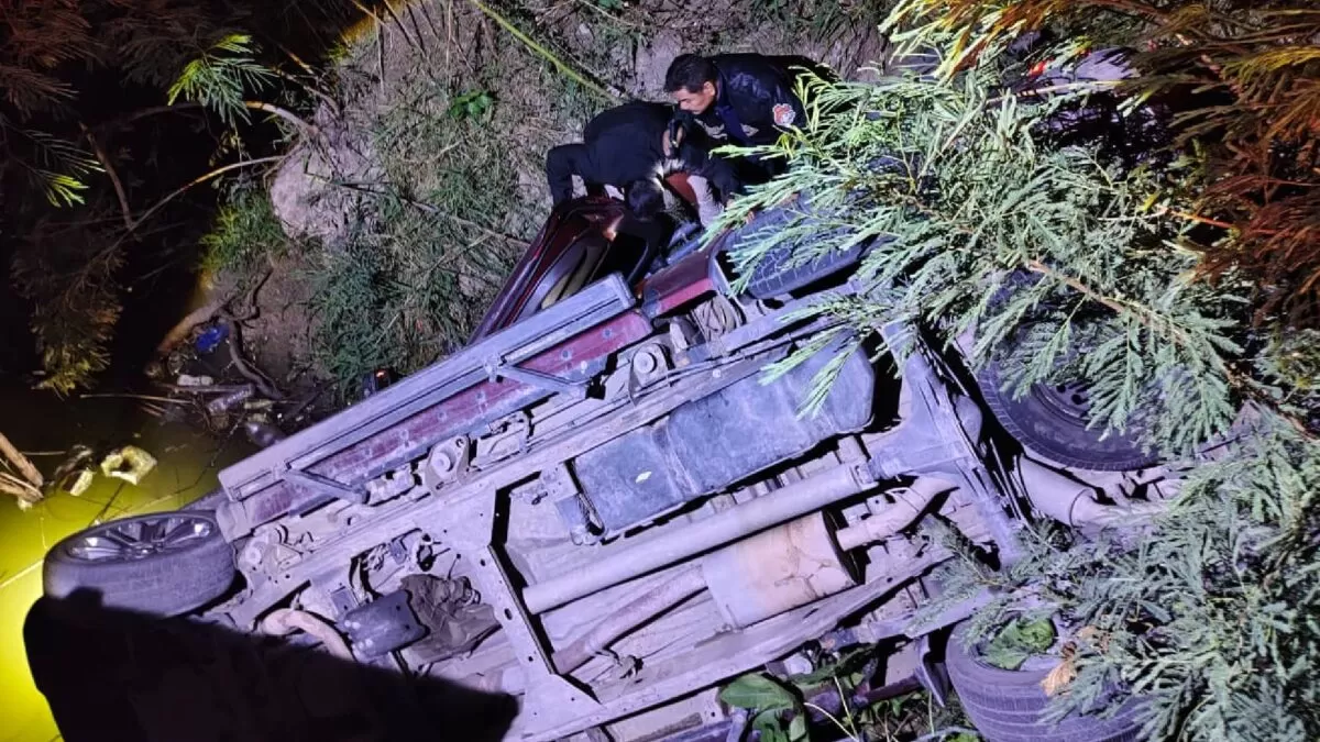 Se les acabó la fiesta: vuelcan camioneta y la abandonan en Reynosa
