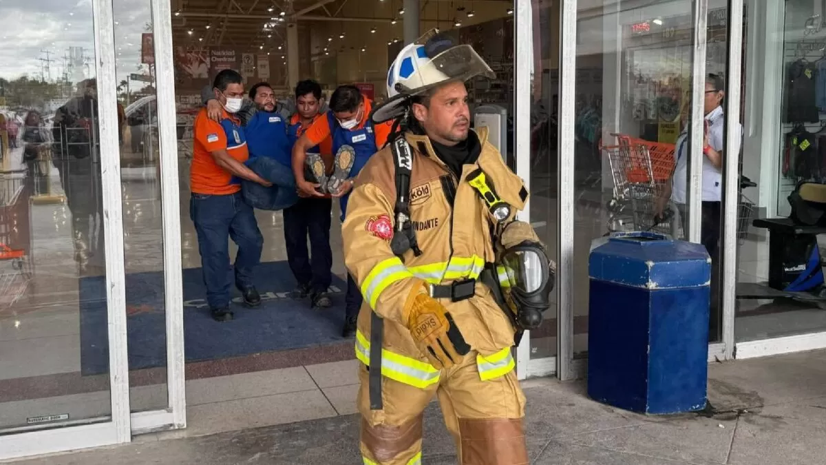 Incendio en supermercado de Matamoros deja un trabajador intoxicado