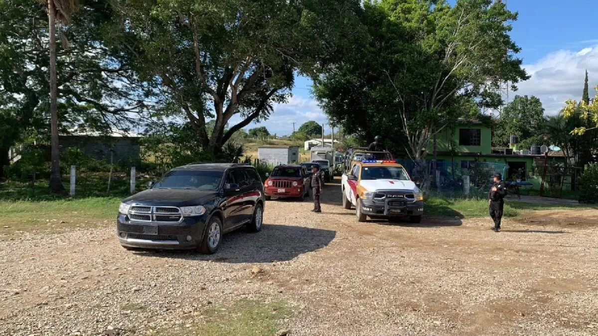 Guardia Estatal asiste a paisanos en carretera de Soto la Marina