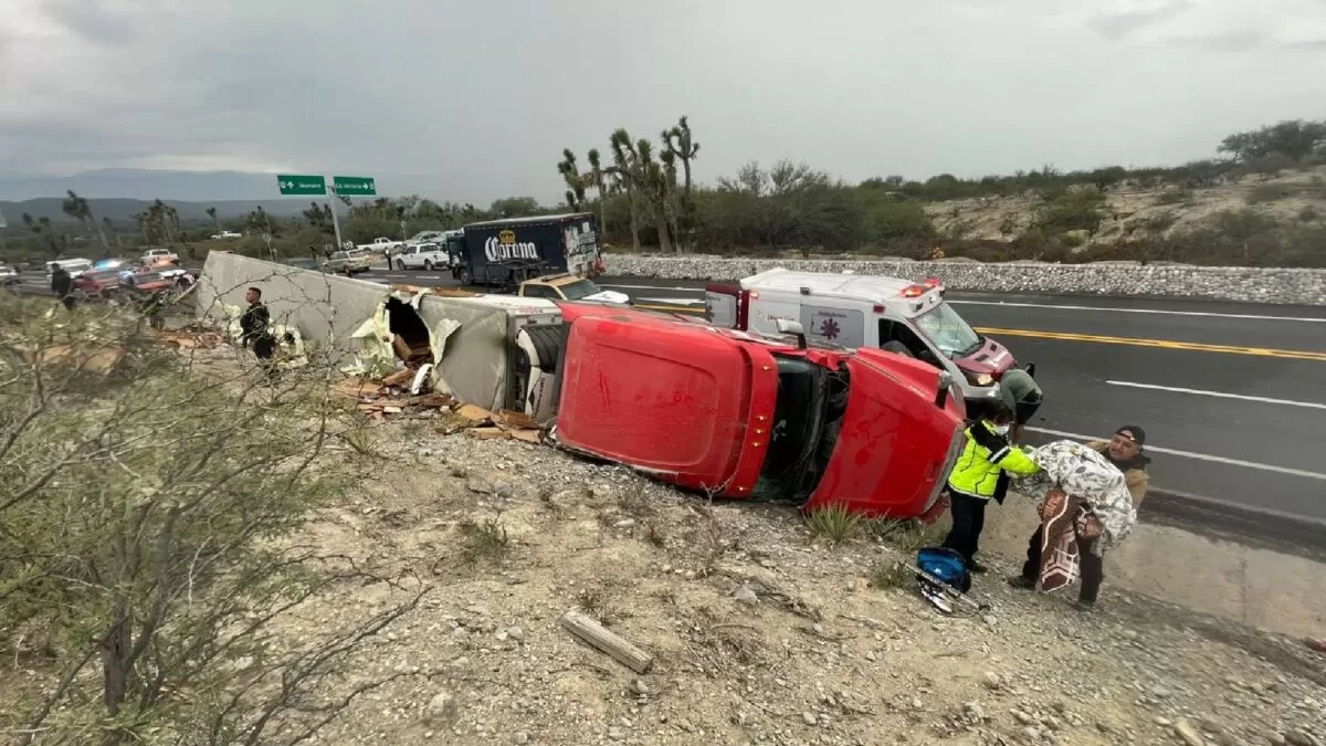 Vuelca tráiler cargado de fresa en la Rumbo Nuevo