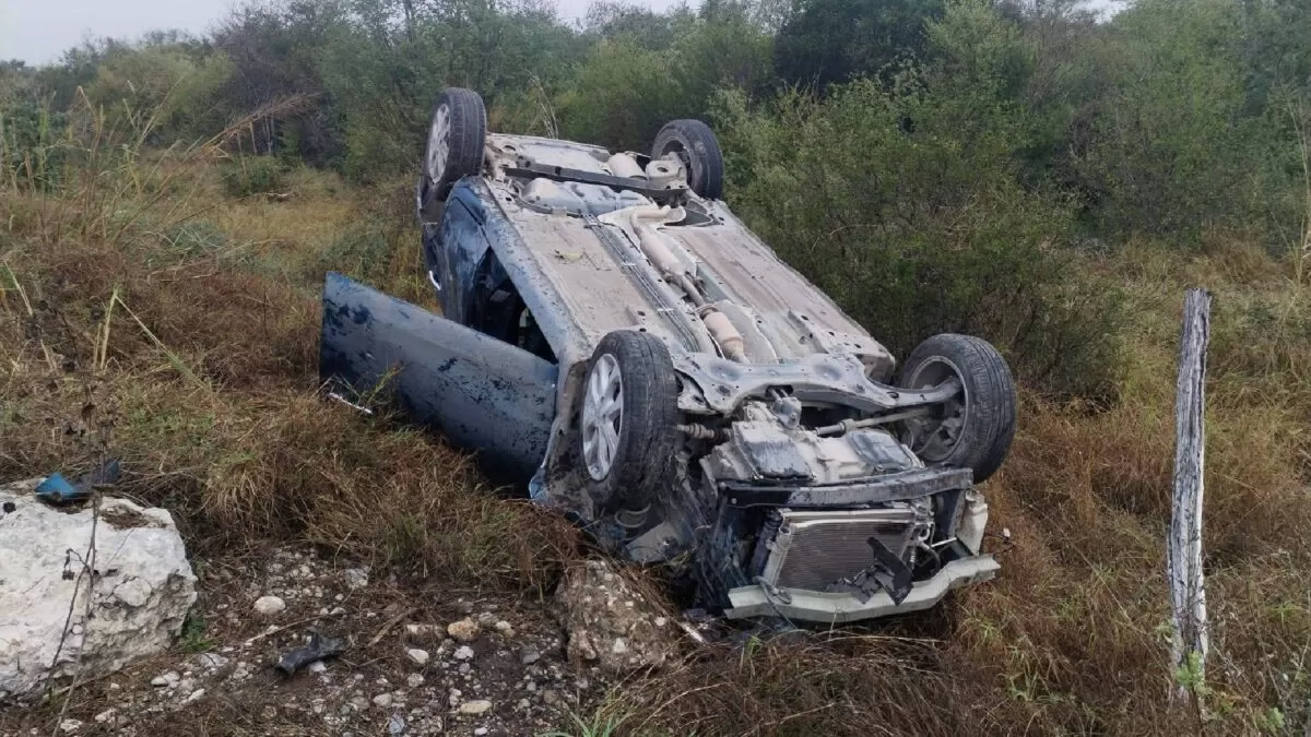 Localizan vehículo volcado en la carretera Victoria–Monterrey
