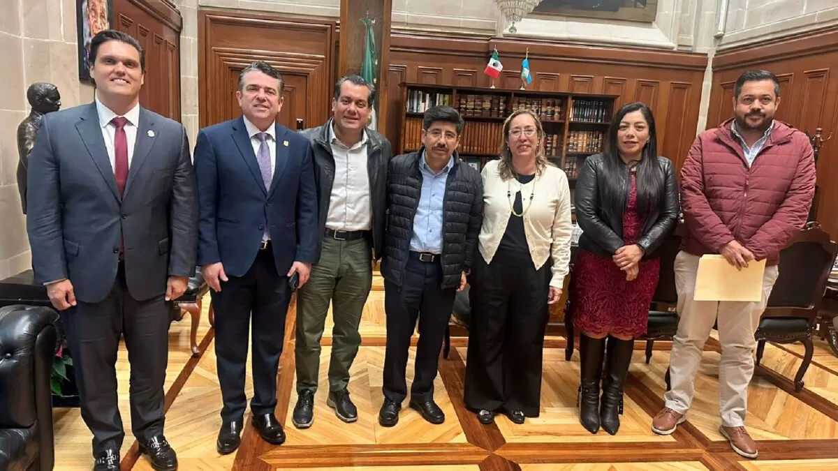 Presentan firmas y exigen a FGR y SCJN castigo a Cabeza de Vaca por huachicol fiscal