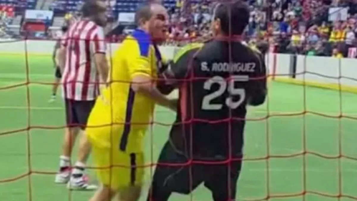 Cuauhtémoc Blanco noquea a portero de Chivas en juego de Leyendas