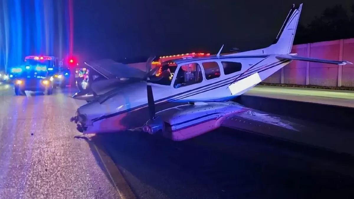 Avioneta se estrella contra un auto tras aterrizar de emergencia