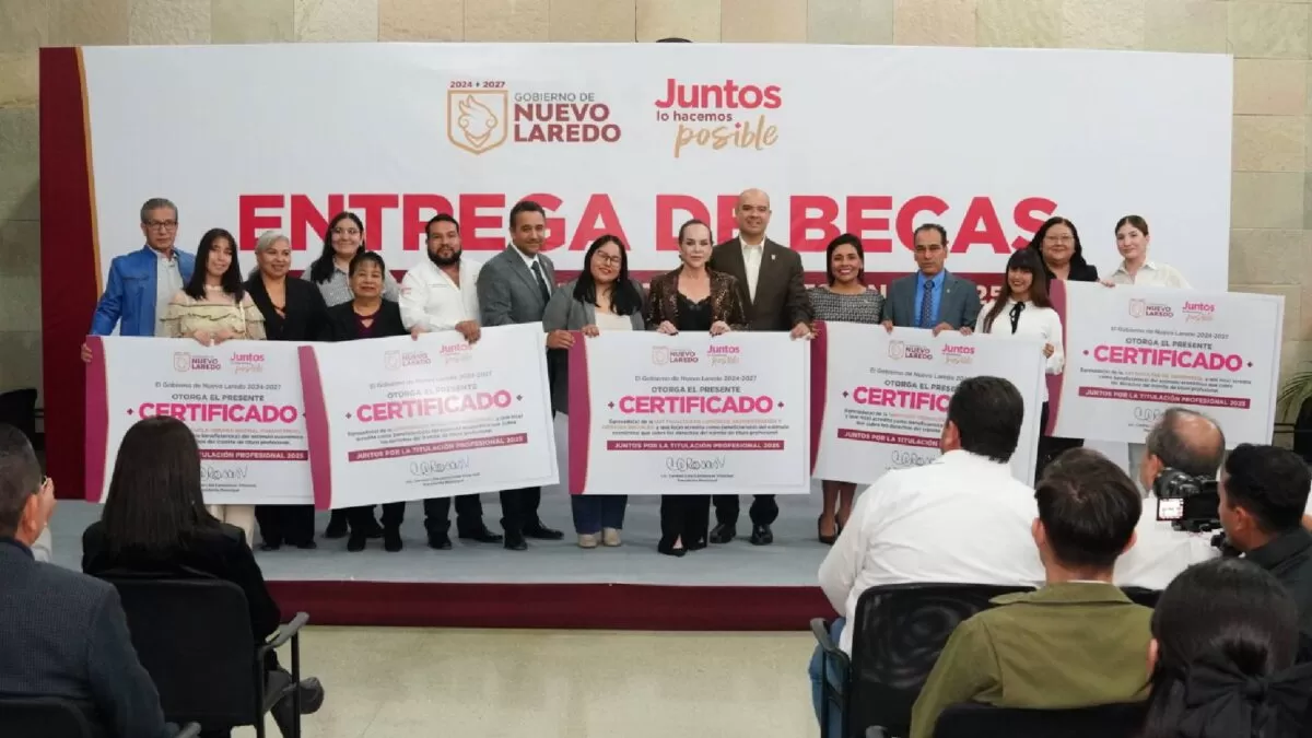 Carmen Lilia hace entrega de 300 becas de titulación en Nuevo Laredo