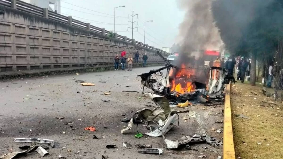 Explota taxi que transportaba pirotecnia; deja tres heridos