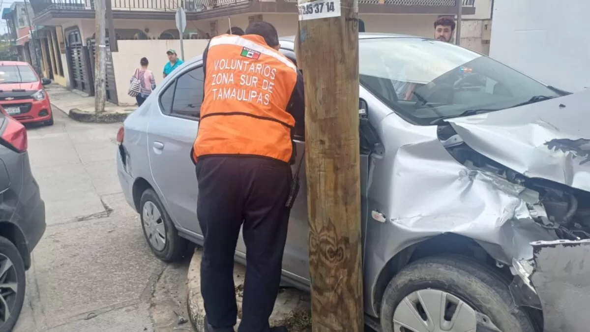 Fuerte choque en Tampico: vehículo queda incrustado en un poste