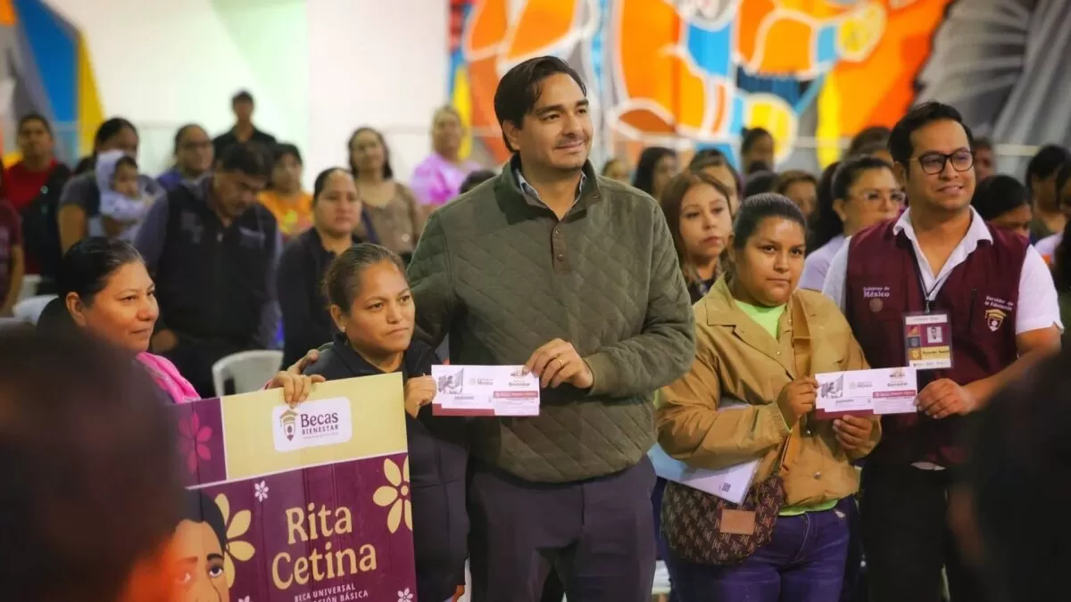Carlos Peña Ortiz entrega tarjetas de la beca Rita Cetina en Reynosa