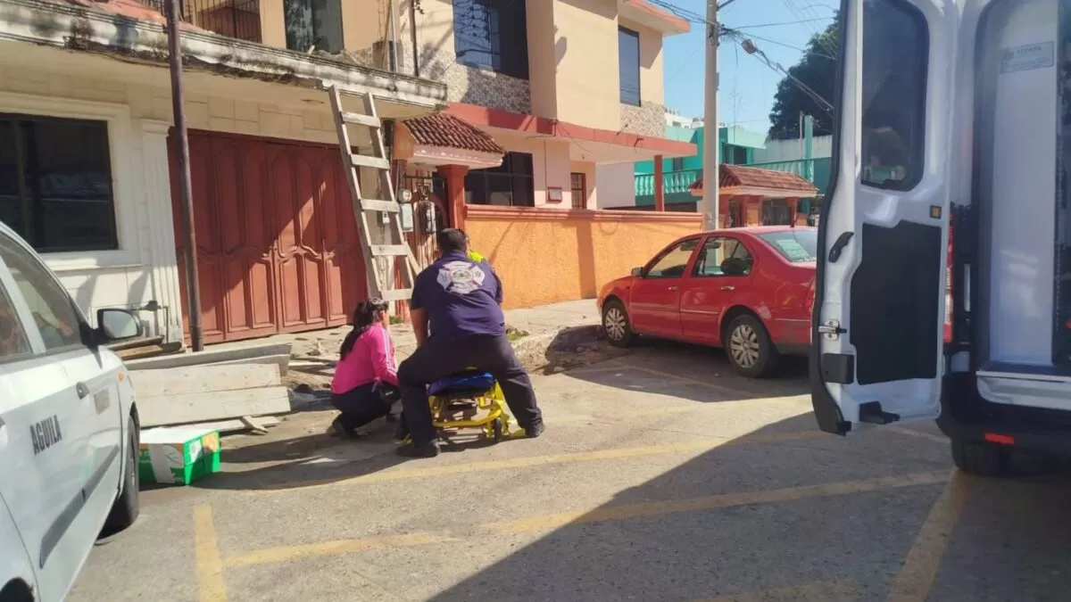 Trabajador cae del techo luego de que una cornisa colapsara en Ciudad Madero