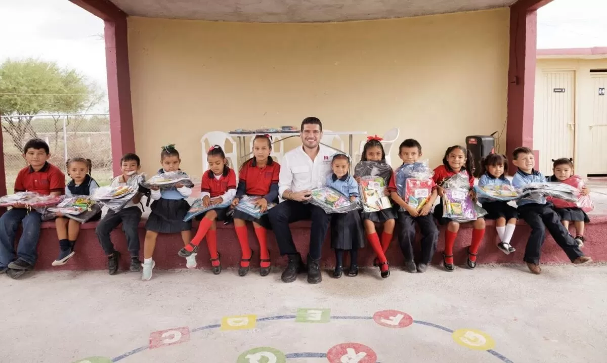 Impulsa Beto Granados la educación en El Mezquital con entrega de útiles escolares