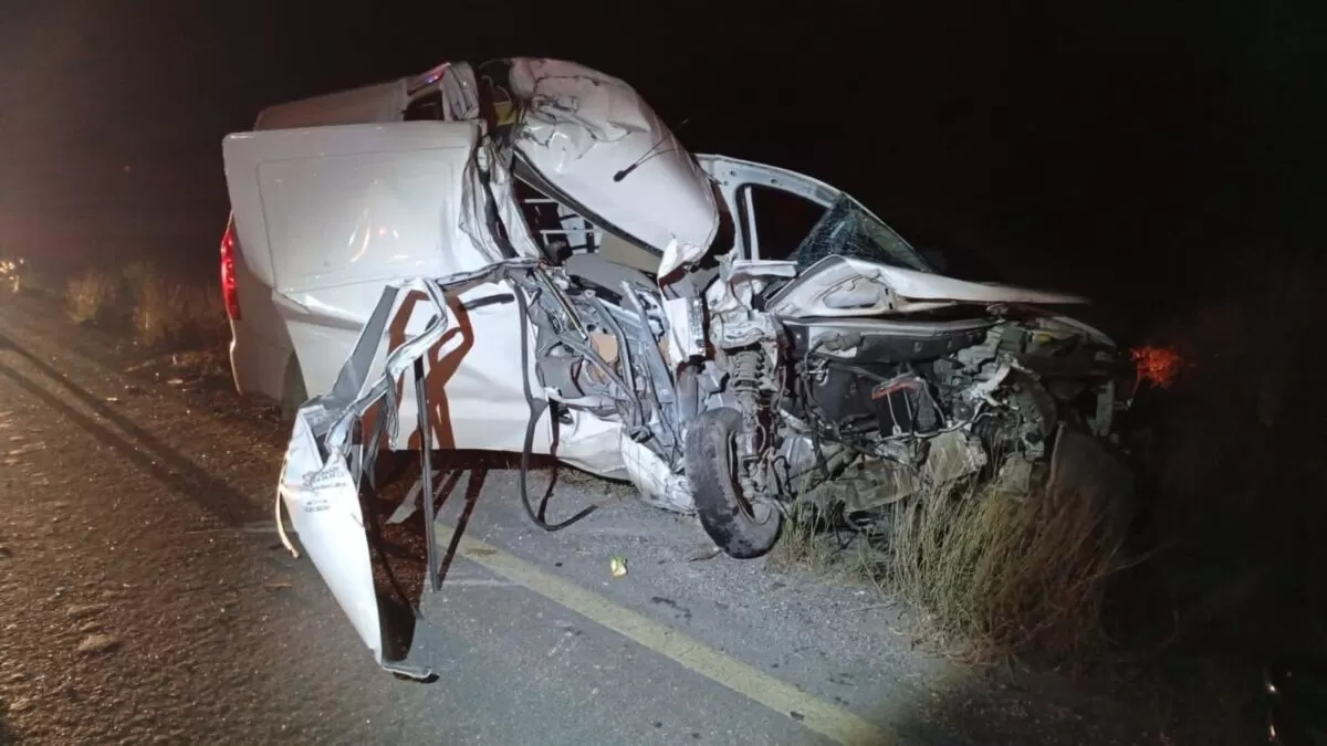 Camioneta se estrella contra camión de volteo en la Tampico–Valles