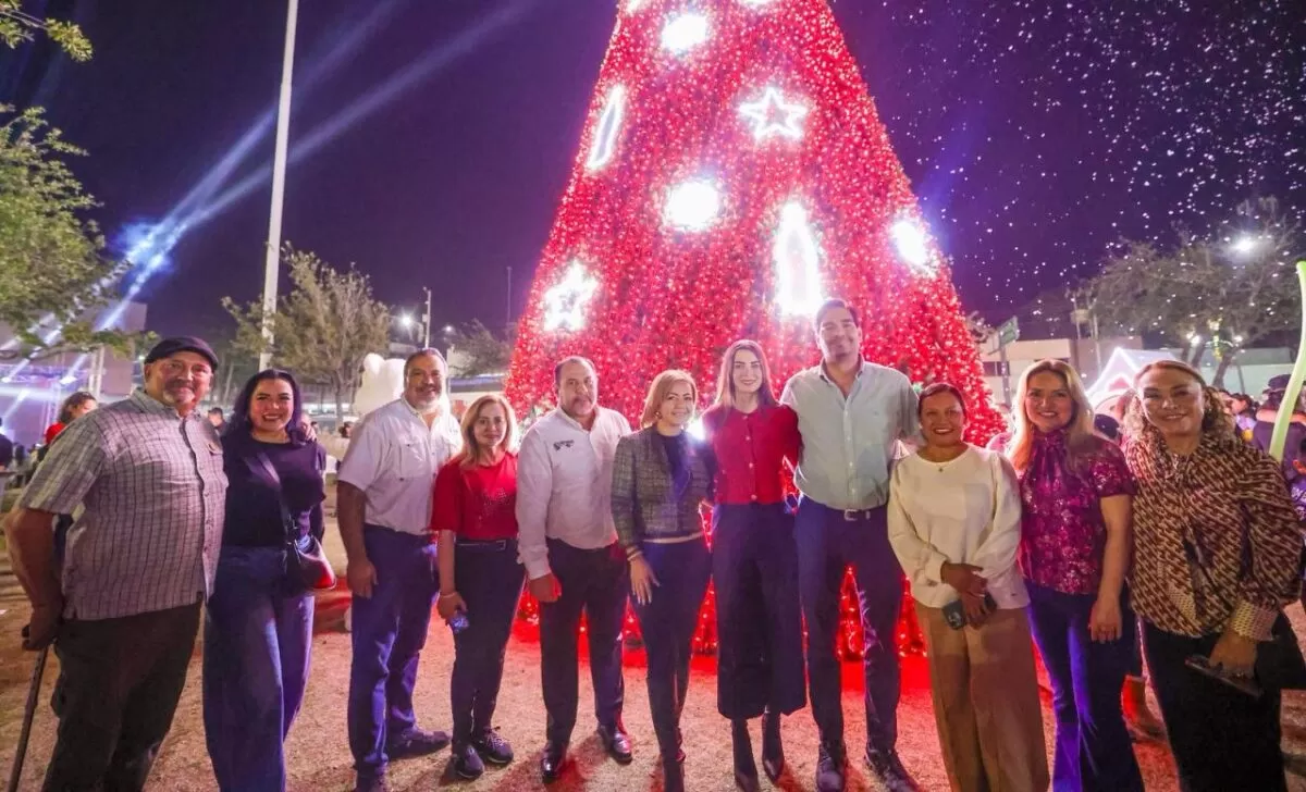Encendieron Carlos y Alejandra, Pino de Navidad en la Plaza de la República