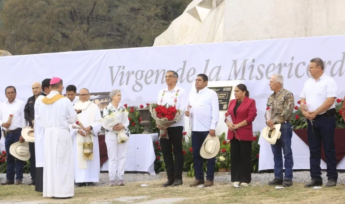 Entregan Américo y María escultura monumental de la Virgen de la Misericordia en El Chorrito