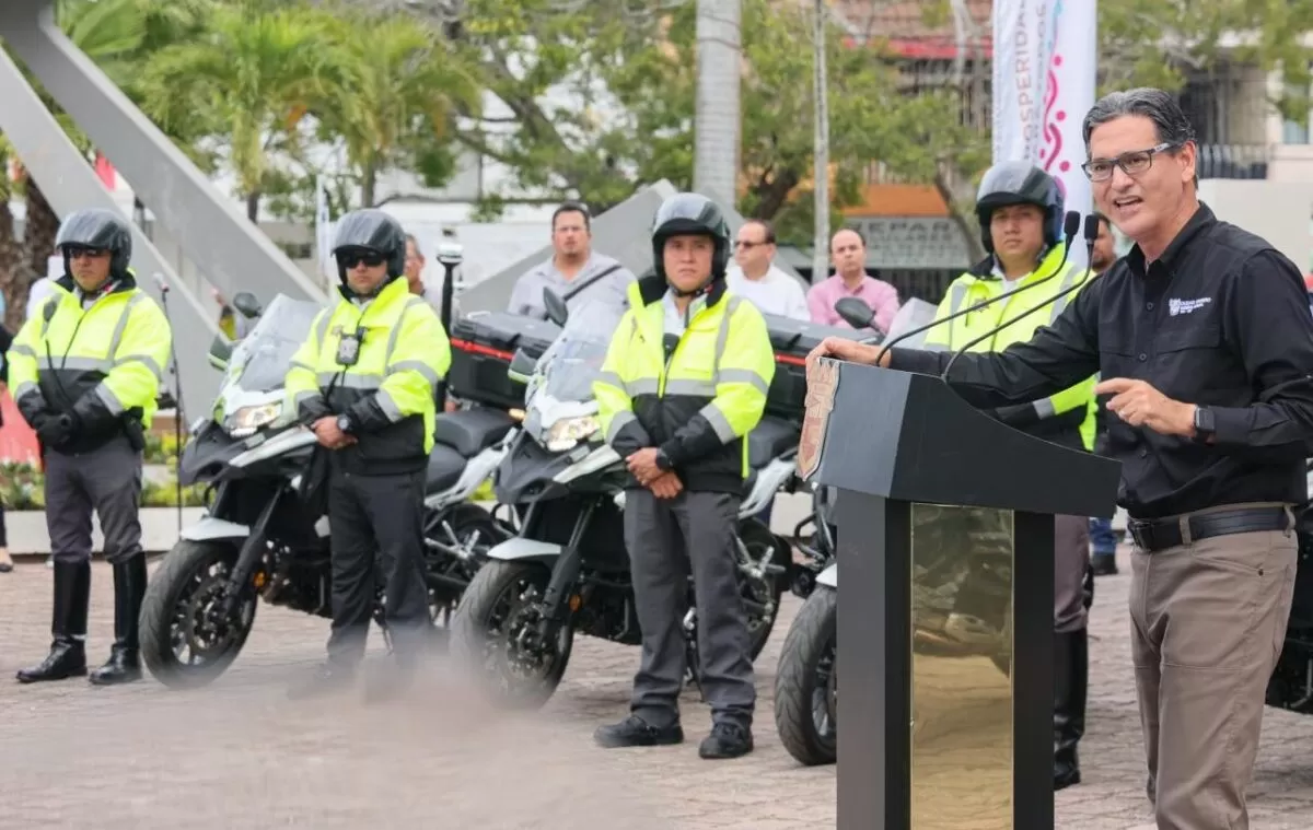 Erasmo González entrega 10 motocicletas tipo patrulla para Tránsito y Vialidad