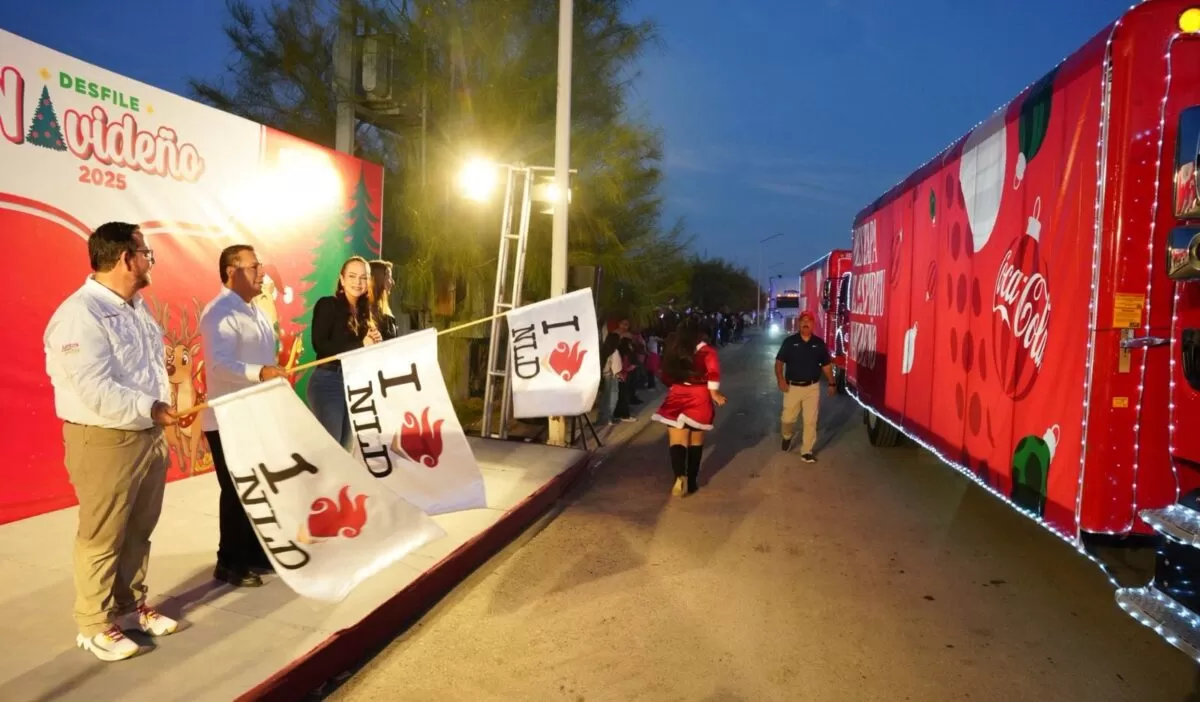 Miles de familias disfrutan del desfile navideño 2025 en Nuevo Laredo