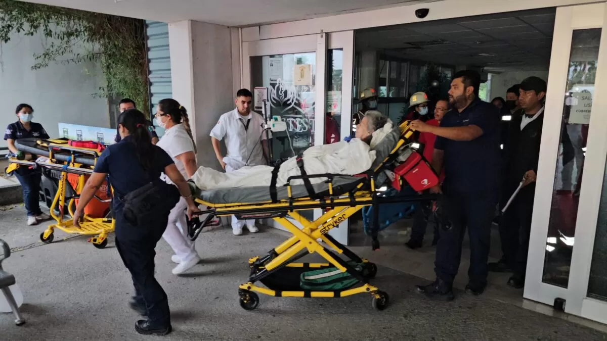 Trasladan pacientes del ISSSTE pese a lluvia y apagón en Matamoros