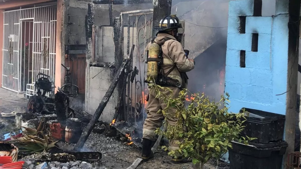 Veladora desata fuerte incendio y daña dos viviendas en Matamoros
