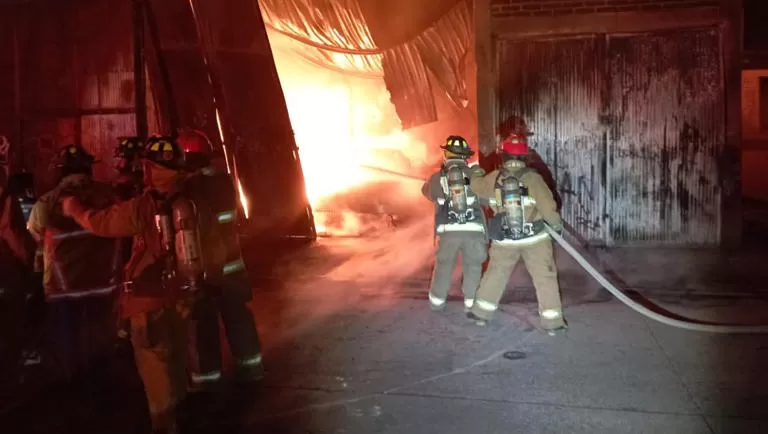 Explota bodega llena de huachicol