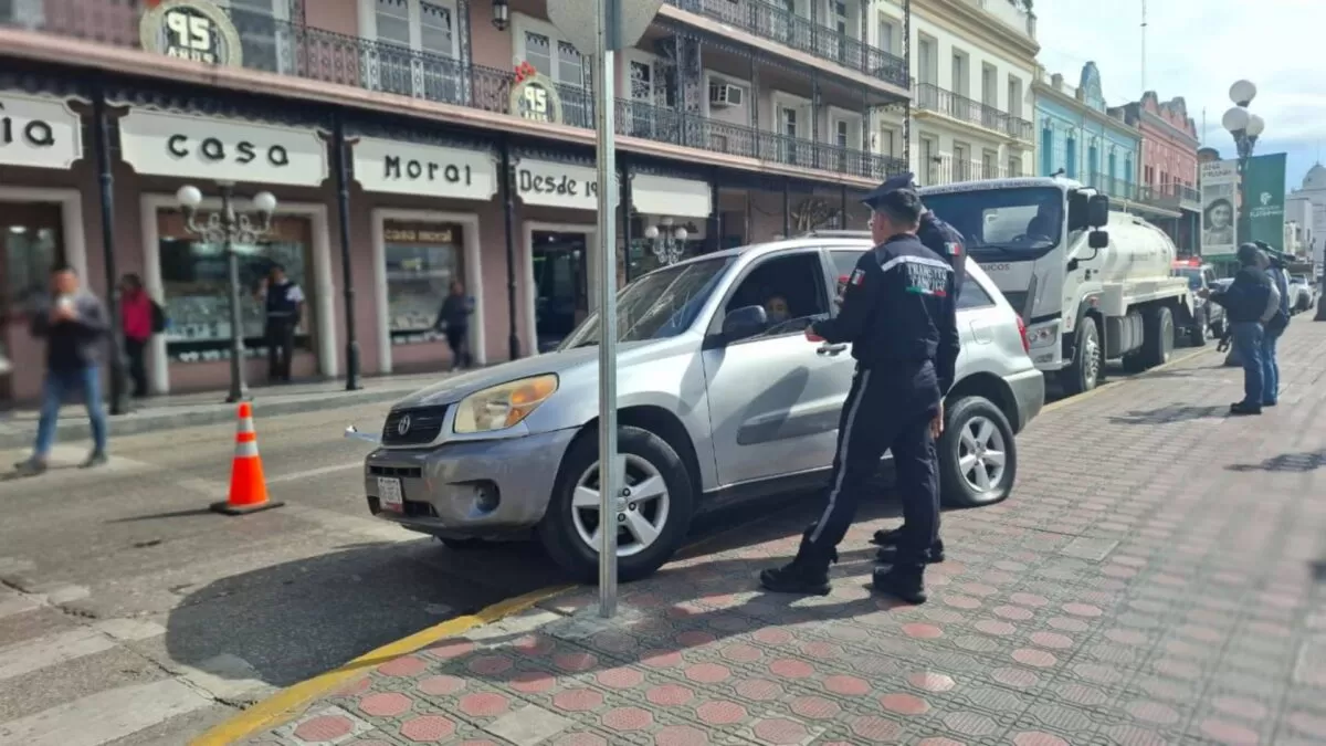 Error al volante deja choque en la Plaza de la Libertad de Tampico