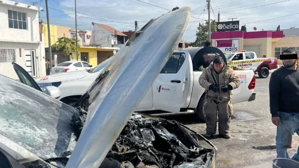 Bomberos controlan incendio de vehículo en fraccionamiento Teocaltiche