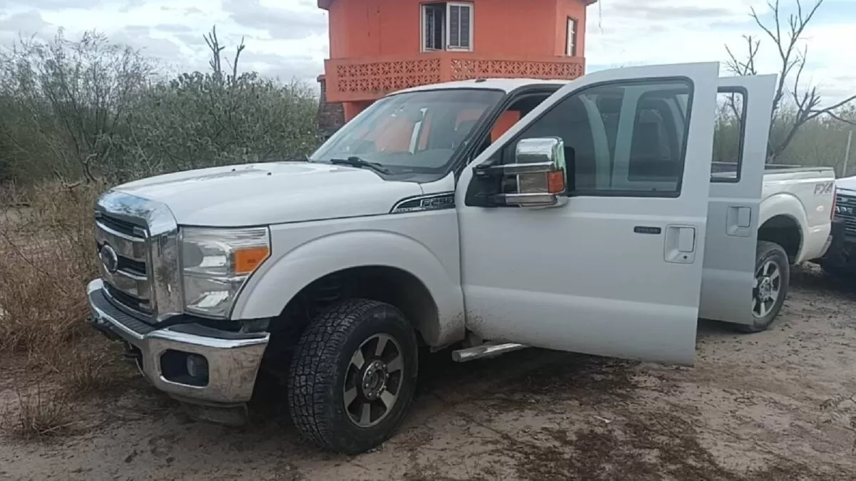 Aseguran en Reynosa vehículo robado con equipo táctico