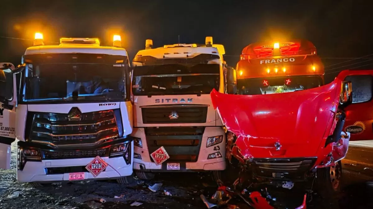 Tráiler choca contra pipas con combustible en Rumbo Nuevo