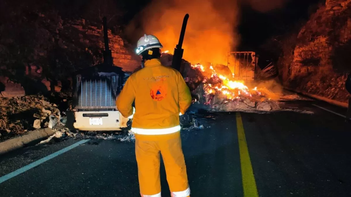 Se incendian tráileres en la carretera Monterrey–Laredo