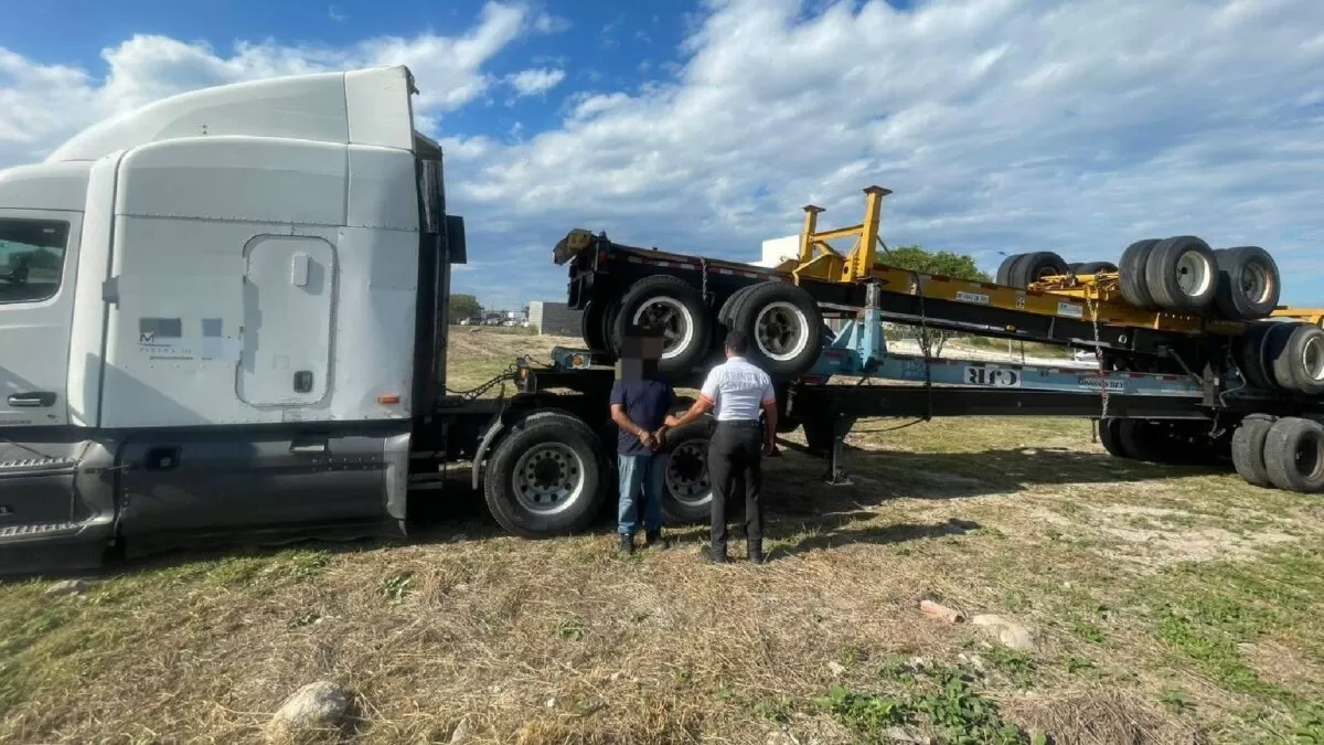 Aseguran tráiler con datos alterados en carretera Rumbo Nuevo