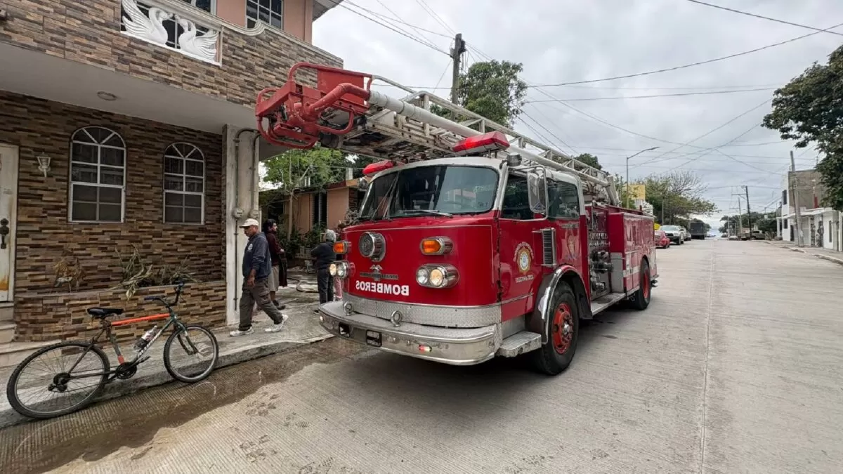Veladora provoca incendio en vivienda de Tampico