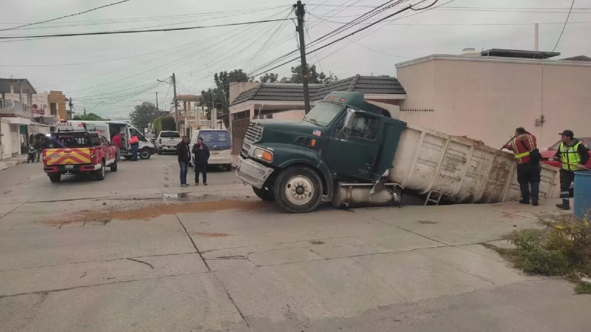 Socavón se traga camión de volteo en Ciudad Madero