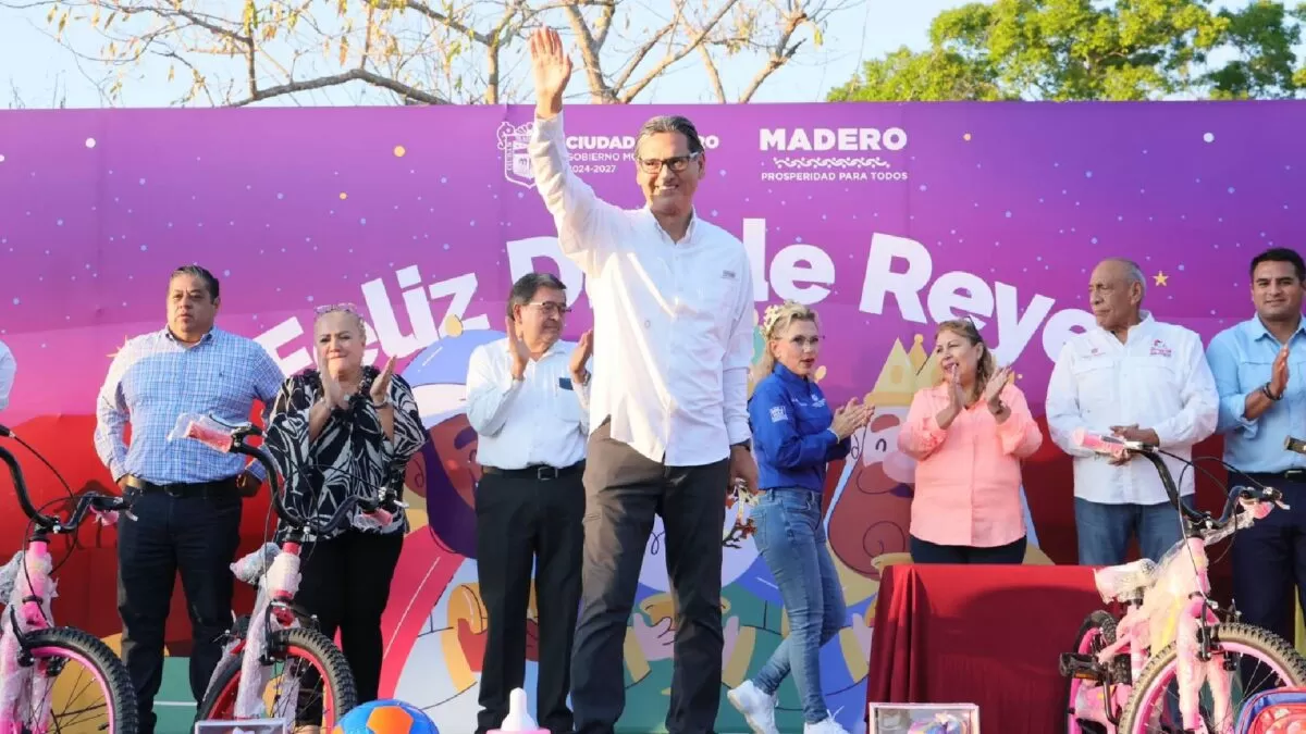 Erasmo y Dunia celebran a cientos de niñas y niños Día de Reyes