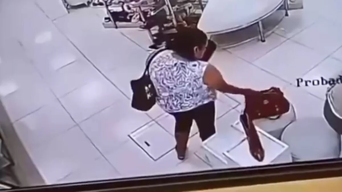 Captan a mujer robando cartera en comercio del centro de Tampico