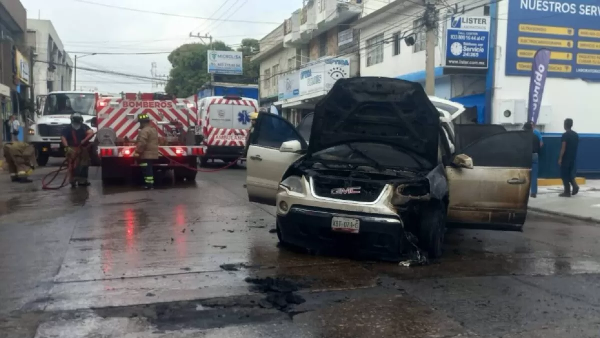 Camioneta se incendia en el centro de Ciudad Madero