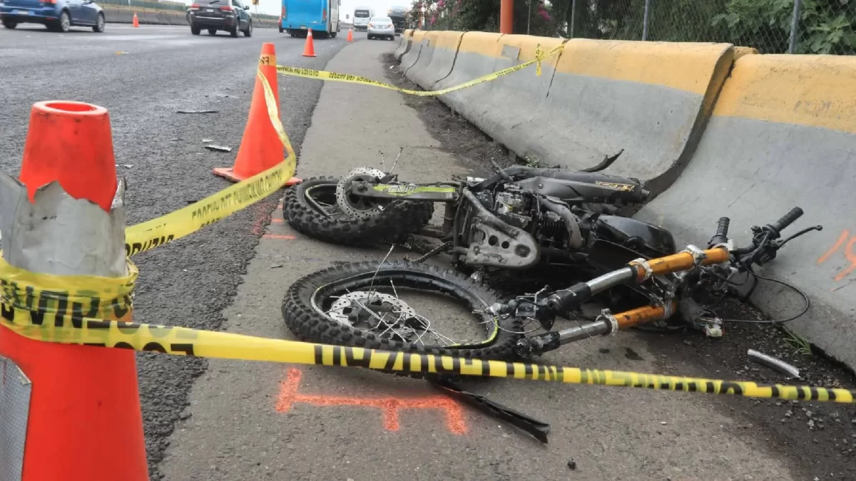Conductor atropella y arrastra a motociclista por varias calles