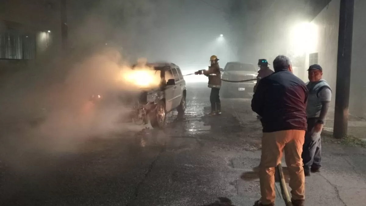 Se incendia camioneta en la zona centro de Victoria