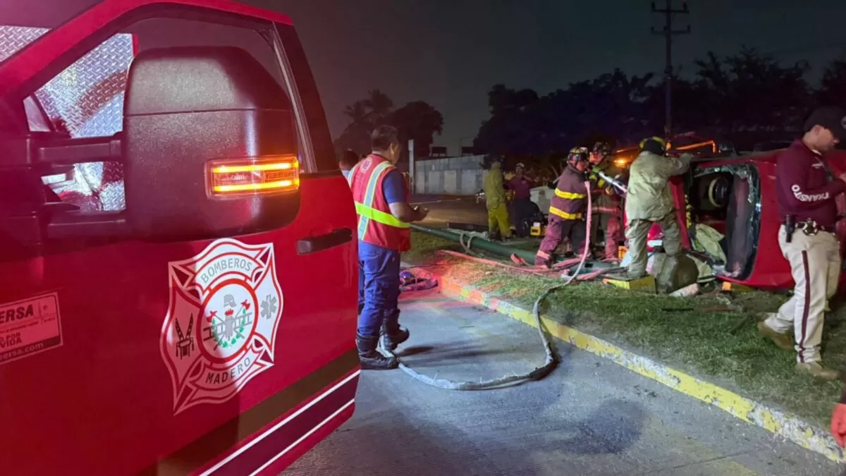Taxista queda prensado tras volcar y derribar poste en Altamira