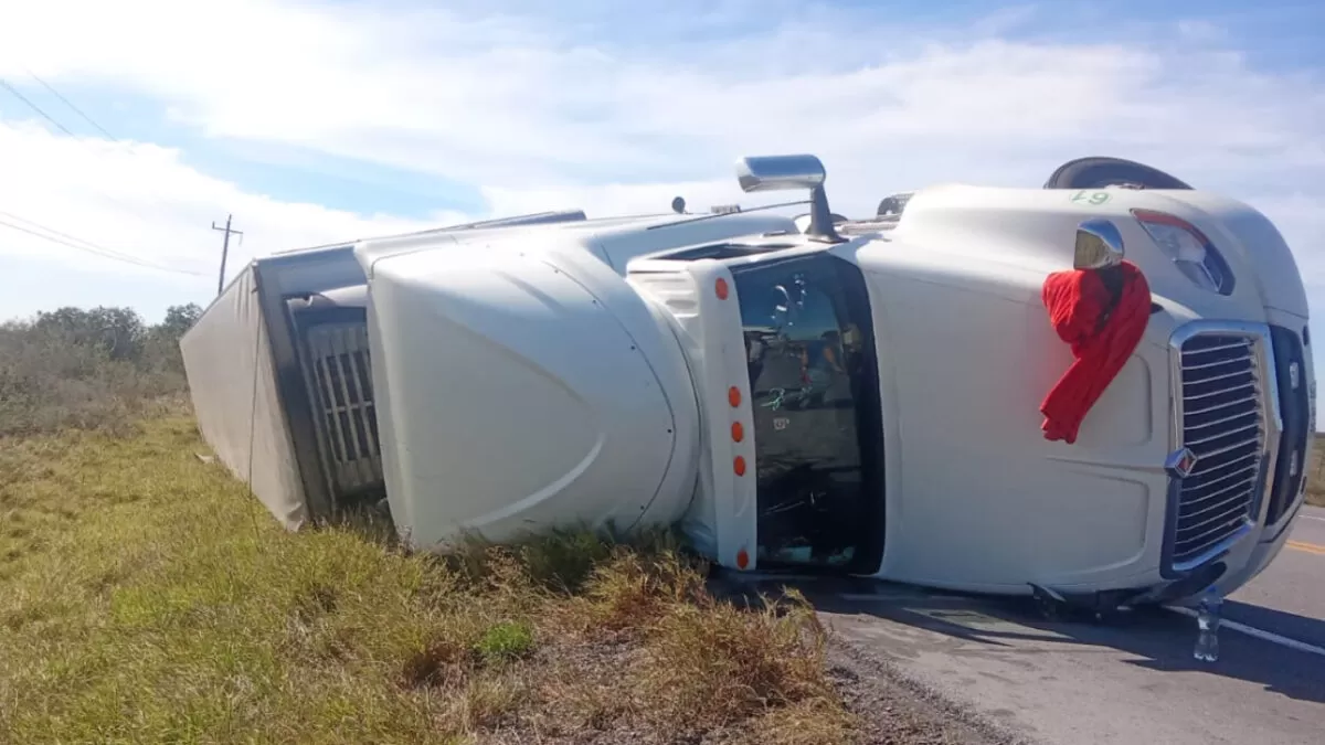 Volcadura de tráiler en la Carretera Victoria–Matamoros