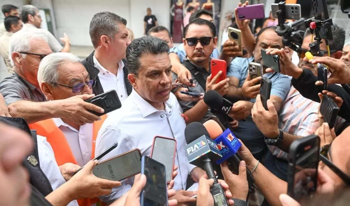 Felicita alcalde de Victoria Lalo Gattás a periodistas en su día