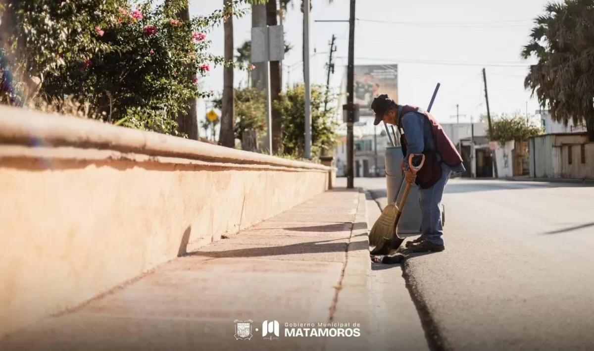 Cuadrillas municipales trabajan por un Matamoros limpio: Beto Granados